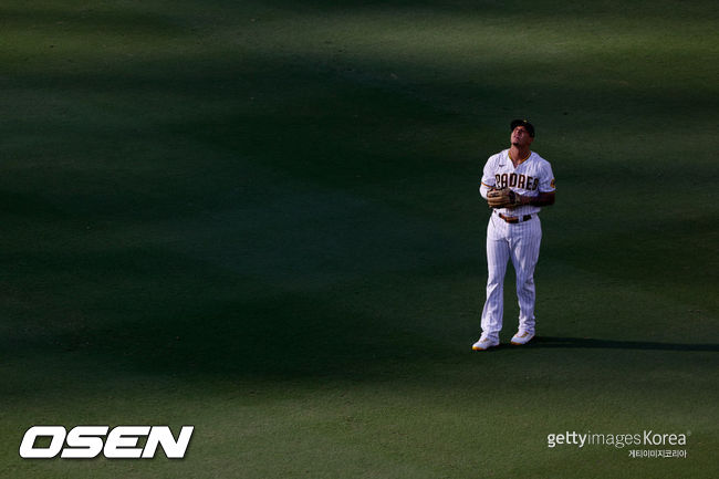[사진] 3루가 아닌 내야와 외야 사이에서 수비를 준비하고 있는 샌디에이고의 매니 마차도.ⓒGettyimages(무단전재 및 재배포 금지)