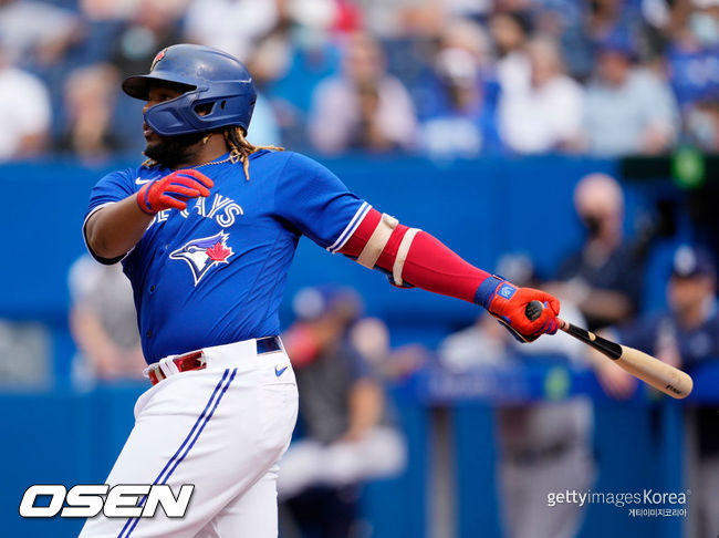 [사진] 게레로 주니어는 2021년 9월 18일(한국시간) 캐나다 온타리오 토론토 로저스 센터에서 열린 ’2021 메이저리그’ 미네소타 트윈스와 홈경기에서 시즌 46번째 홈런을 터뜨렸다. ⓒGettyimages(무단전재 및 재배포 금지)