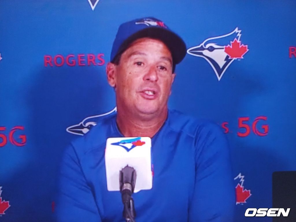 [사진] 토론토의 찰리 몬토요 감독이 18일(한국시간) 미네소타와의 경기를 마친 뒤 화상 인터뷰를 진행하고 있다. <토론토 블루제이스 구단 제공 영상 캡처>