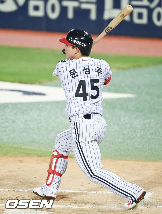 6회말 1사 1,2루 LG 문성주가 1타점 적시 2루타를 날리고 있다. 2021.07.30 / soul1014@osen.co.kr