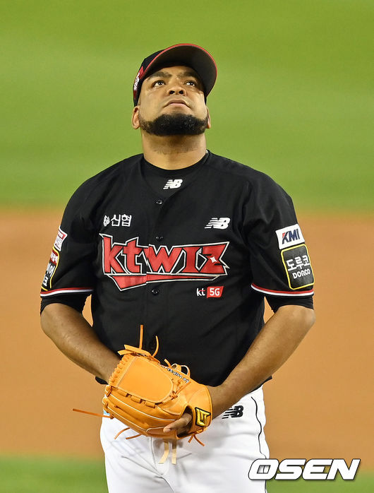 1회말 KT 데스파이네가 생각에 잠겨 있다. 2021.09.14 /jpnews@osen.co.kr