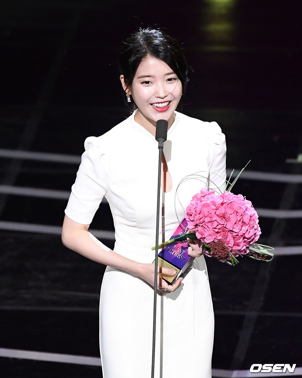중편드라마 여자 최우수연기상을 수상한 배우 이지은이 소감을 말하고 있다.181013/sunday@osen.co.kr