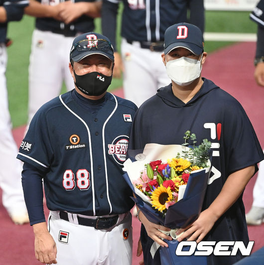 두산은 3연승을 달리며 5위로 올라섰다. 시즌 52승 5무 51패. 반면 5위에서 6위로 떨어진 키움은 5연패와 함께 56승 3무 55패가 됐다. 경기 종료 후 통산 100승을 달성한 두산 유희관이 김태형 감독에게 축하를 받고 있다. 2021.09.19 /sunday@osen.co.kr