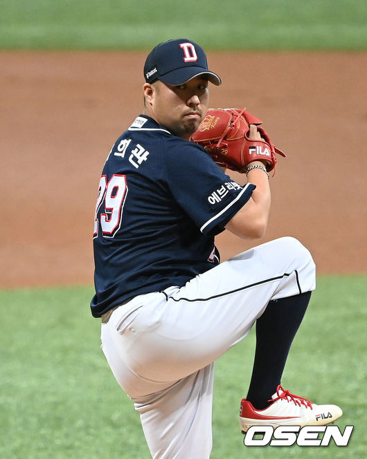 19일 오후 서울 고척스카이돔에서 ’2021 신한은행 SOL KBO 리그' 키움 히어로즈와 두산 베어스의 경기가 열렸다. 1회말 무사에서 두산 선발투수 유희관이 역투하고 있다. 2021.09.19 /sunday@osen.co.kr