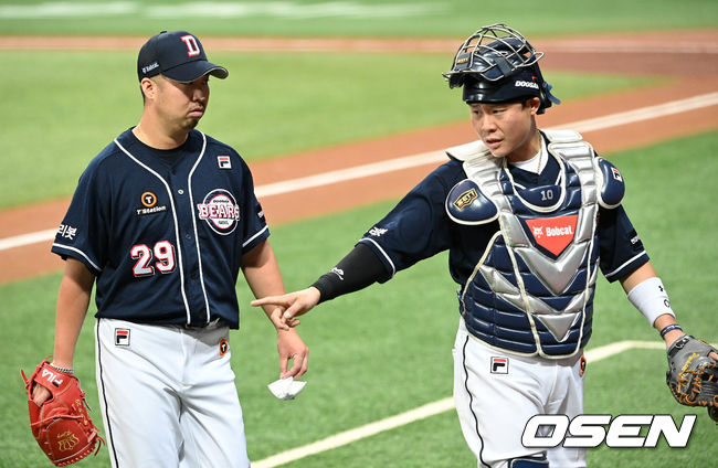19일 오후 서울 고척스카이돔에서 ’2021 신한은행 SOL KBO 리그' 키움 히어로즈와 두산 베어스의 경기가 열렸다. 3회말 수비를 마친 두산 유희관이 더그아웃으로 가며 포수 박세혁과 이야기를 나누고 있다. 2021.09.19 /sunday@osen.co.kr