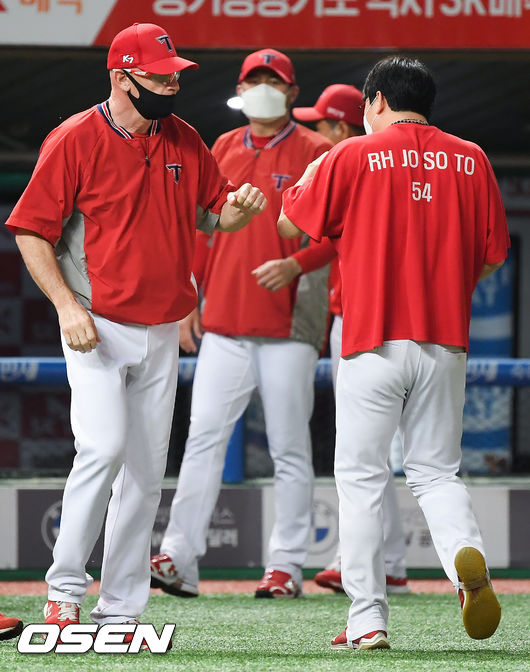 경기종료 후 KIA 윌리엄스 감독이 시즌 9승 거둔 양현종과 하이파이브를 하고 있다./OSEN DB