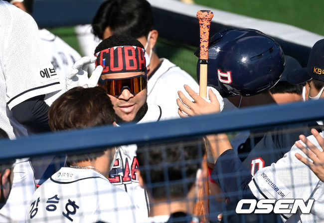 21일 오후 서울 잠실야구장에서 ‘2021 신한은행 SOL KBO리그’ 두산 베어스와 NC 다이노스의 경기가 열렸다.5회말 무사 두산 페르난데스가 달아나는 우월 솔로포를 날리고 홈을 밟은 뒤 더그아웃 동료들과 기뻐하고 있다. 2021.09.21 / dreamer@osen.co.kr