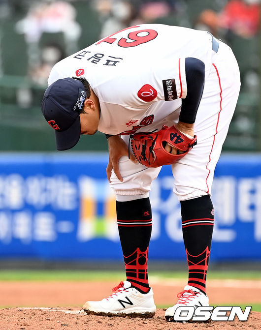 21일 오후 부산 사직야구장에서 ‘2021 신한은행 SOL KBO리그’ 롯데 자이언츠와 삼성 라이온즈의 경기가 열렸다. 5회초 무사 1루 롯데 선발 프랑코가 삼성 김동엽에게 2점 홈런을 허용, 아쉬워하고 있다. 2021.09.21 /ksl0919@osen.co.kr