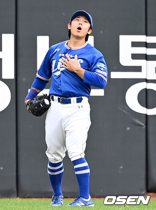 21일 오후 부산 사직야구장에서 ‘2021 신한은행 SOL KBO리그’ 롯데 자이언츠와 삼성 라이온즈의 경기가 열렸다. 8회말 2사 만루 삼성 우익수 김성윤이 롯데 정훈의 타구를 라인드라이브로 잡아낸 뒤 안도하고 있다. 2021.09.21 /ksl0919@osen.co.kr