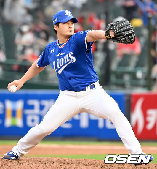 21일 오후 부산 사직야구장에서 ‘2021 신한은행 SOL KBO리그’ 롯데 자이언츠와 삼성 라이온즈의 경기가 열렸다. 8회말 2사 1루 삼성 오승환이 마운드에 올라 힘차게 공을 뿌리고 있다. 2021.09.21 /ksl0919@osen.co.kr