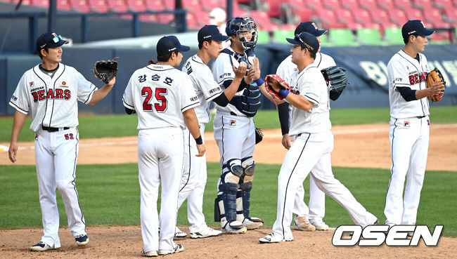승리한 두산 선수들이 하이파이브를 나누고 있다. 2021.09.21 / dreamer@osen.co.kr