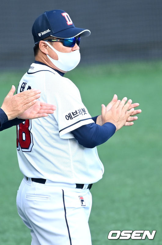 승리한 두산 김태형 감독이 선수들을 맞이하며 박수를 보내고 있다. 2021.09.21 / dreamer@osen.co.kr