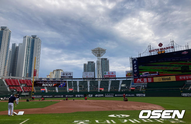 구름 속 파란 하늘 아래 사직구장 관계자들이 그라운드 정비를 하고 있다. 2021.09.22 / soul1014@osen.co.kr