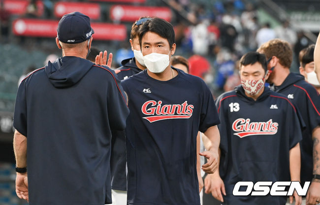 경기종료 후 4안타 6타점 맹활약 펼친 롯데 전준우가 서튼 감독과 하이파이브를 하고 있다.  2021.09.22 / soul1014@osen.co.kr