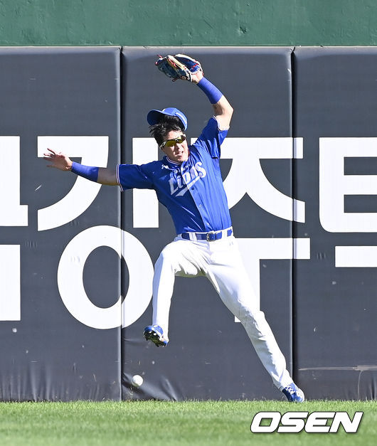 3회말 1사 만루 롯데 전준우의 역전 3타점 적시 2루타때 김동엽 좌익수가 타구를 뒤로 놓치고 있다. 2021.09.22 / soul1014@osen.co.kr