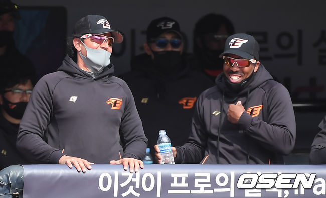 한화 수베로 감독(왼쪽)과 워싱턴 타격코치가 이야기를 나누며 미소 짓고 있다./ soul1014@osen.co.kr