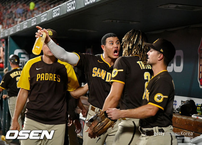 [사진] 매니 마차도가 페르난도 타티스 주니어에게 소리를 치고 있다. 2021.09.19 ⓒGettyimages(무단전재 및 재배포 금지)