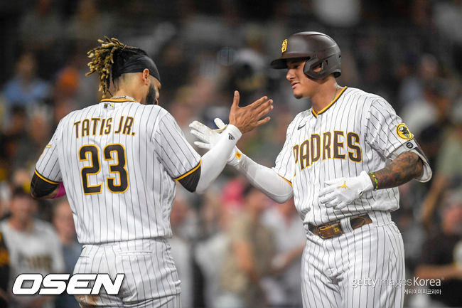 [사진] 매치 마차도(오른쪽)가 홈런을 치고 난 뒤 페르난도 타티스 주니어와 기뻐하고 있다. 2021.09.22 ⓒGettyimages(무단전재 및 재배포 금지)