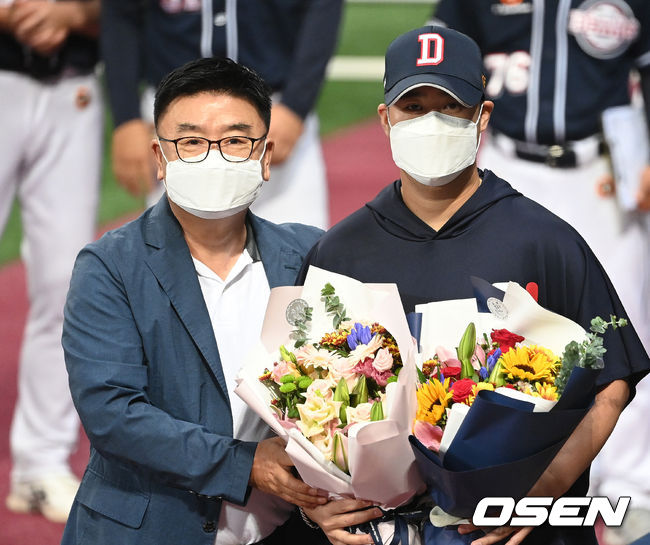 9월 19일 고척 키움전에서 개인 통산 100승을 달성한 두산 유희관이 김태룡 단장에게 축하를 받고 있다. /OSEN DB