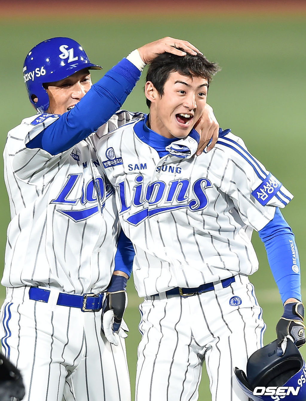 경기를 마치며 끝내기 안타를 친 구자욱이 이승엽과 세리머니를 하고 있다. / rumi@osen.co.kr
