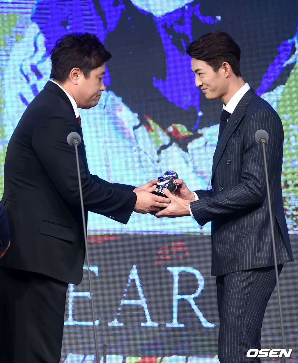 =7일 오후 서울 중구 장충동 서울신라호텔 다이너스티홀에서 열린 ‘2015 카스 포인트 어워즈’에서 삼성 구자욱이 양준혁에게 신인상을 수상하고 있다. / rumi@osen.co.kr