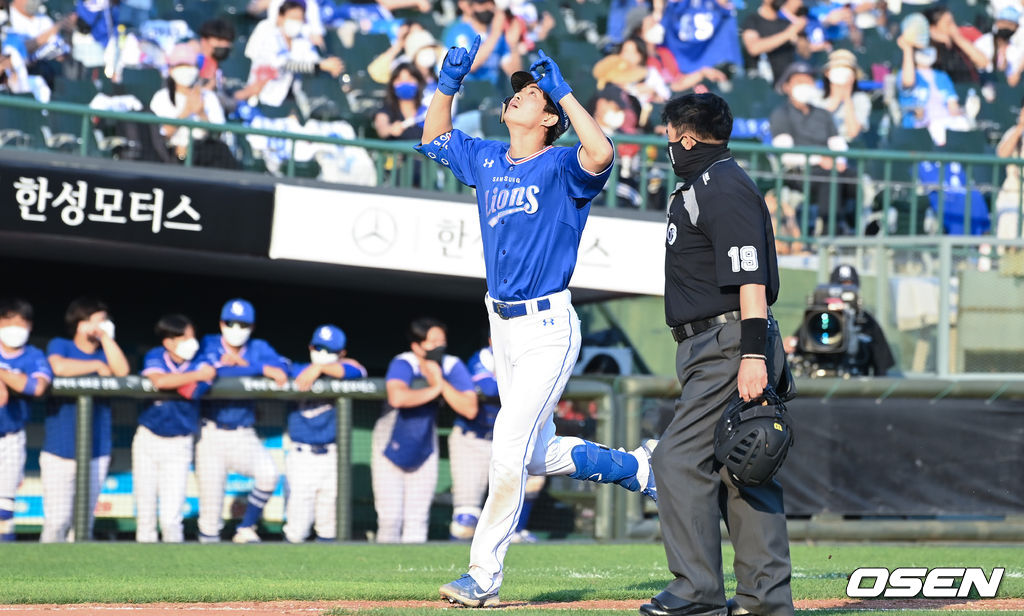 22일 오후 부산 사직구장에서 2021 신한은행 SOL KBO리그 롯데 자이언츠와 삼성 라이온즈의 경기가 진행됐다.7회초 삼성 선두타자 구자욱이 솔로홈런을 날린뒤 베이스를 돌고 있다. 구자욱은 이 홈런으로 KBO 통산 53번째 20홈런-20도루 기록을 달성했다.  2021.09.22 / soul1014@osen.co.kr