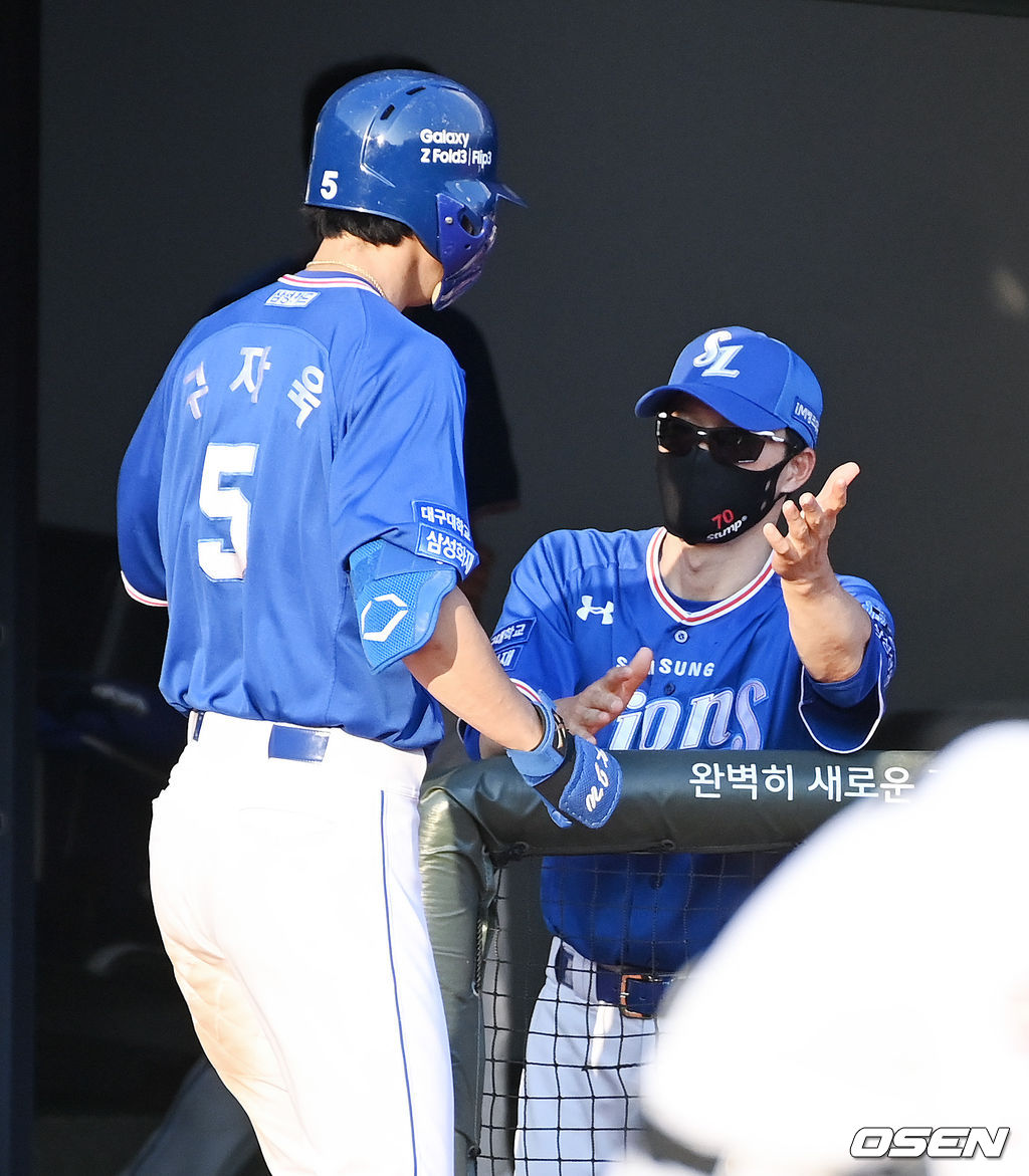 22일 오후 부산 사직구장에서 2021 신한은행 SOL KBO리그 롯데 자이언츠와 삼성 라이온즈의 경기가 진행됐다.7회초 삼성 선두타자 구자욱이 솔로홈런을 날린뒤 허삼영 감독고 하이파이브를 하고 있다.  구자욱은 이 홈런으로 KBO 통산 53번째 20홈런-20도루 기록을 달성했다.  2021.09.22 / soul1014@osen.co.kr