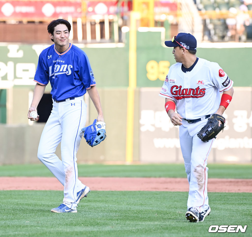 7회초 삼성 선두타자 구자욱이 솔로포로 KBO 통산 53번째 20홈런-20도루 기록을 달성한뒤 손아섭에게 기념구를 전달 받고 있다.  2021.09.22 / soul1014@osen.co.kr