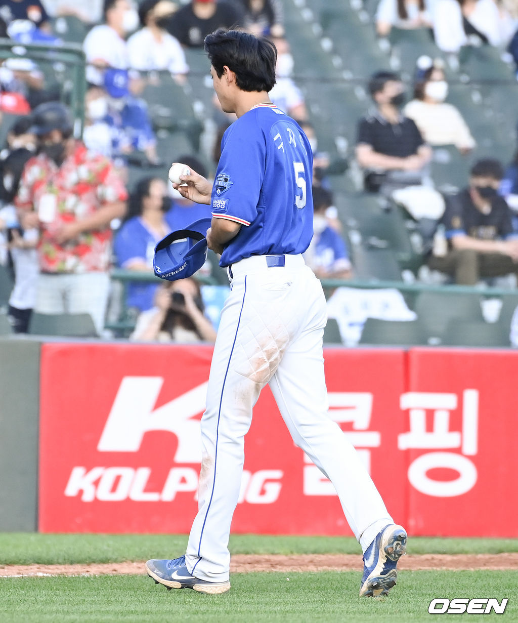 22일 오후 부산 사직구장에서 2021 신한은행 SOL KBO리그 롯데 자이언츠와 삼성 라이온즈의 경기가 진행됐다.7회초 솔로홈런으로 데뷔 첫 20-20 클럽 가입한 삼성 구자욱이 손아섭에게 받은 기념구를 바라보고 있다 .  2021.09.22 / soul1014@osen.co.kr