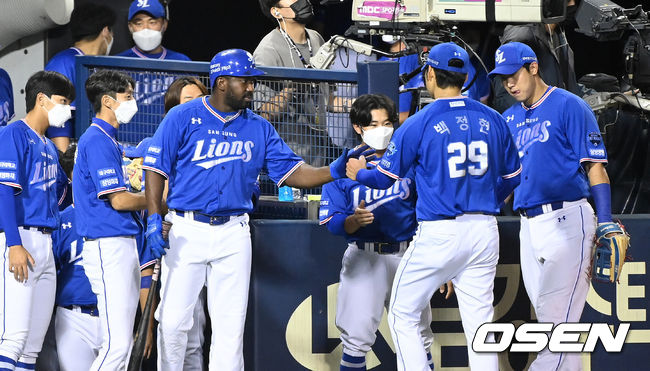 23일 오후 서울 잠실야구장에서 ’2021 신한은행 SOL KBO 리그' LG 트윈스와 삼성 라이온즈의 경기가 열렸다. 6회말 수비를 마친 삼성 백정현이 더그아웃으로 가며 동료들과 하이파이브를 하고 있다. 2021.09.23 /sunday@osen.co.kr