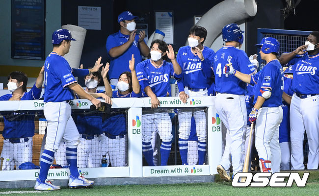 23일 오후 서울 잠실야구장에서 ’2021 신한은행 SOL KBO 리그' LG 트윈스와 삼성 라이온즈의 경기가 열렸다. 4회초 무사 1루에서 삼성 오재일이 좌월 투런 홈런을 치고 더그아웃에서 동료들의 축하를 받고 있다. 2021.09.23 /sunday@osen.co.kr