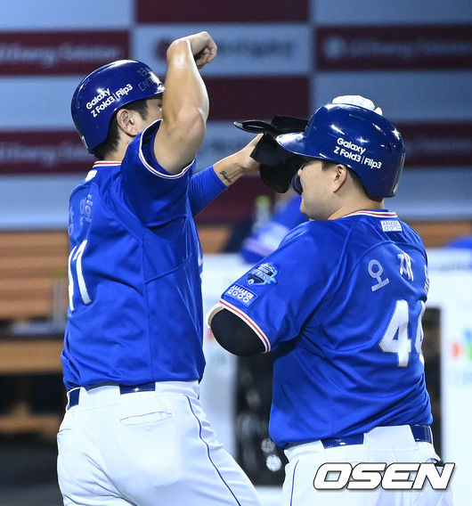 23일 오후 서울 잠실야구장에서 ’2021 신한은행 SOL KBO 리그' LG 트윈스와 삼성 라이온즈의 경기가 열렸다. 4회초 무사 1루에서 삼성 오재일이 좌월 투런 홈런을 치고 홈에서 강민호와 세리머니를 펼치고 있다. 2021.09.23 /sunday@osen.co.kr