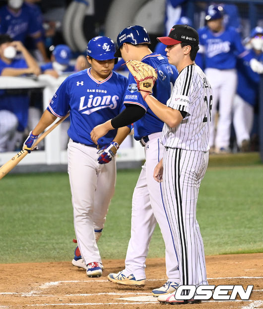 23일 오후 서울 잠실야구장에서 ’2021 신한은행 SOL KBO 리그' LG 트윈스와 삼성 라이온즈의 경기가 열렸다. 6회초 1사 2,3루에서 LG 이민호가 폭투로 실점하며 아쉬워하고 있다. 2021.09.23 /sunday@osen.co.kr