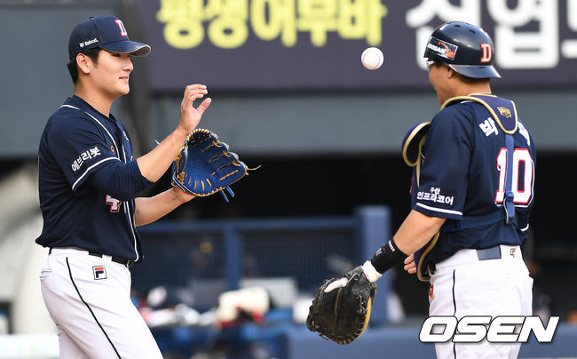 두산 선발 곽빈이 포수 박세혁에게 공을 건네받고 있다./OSEN DB