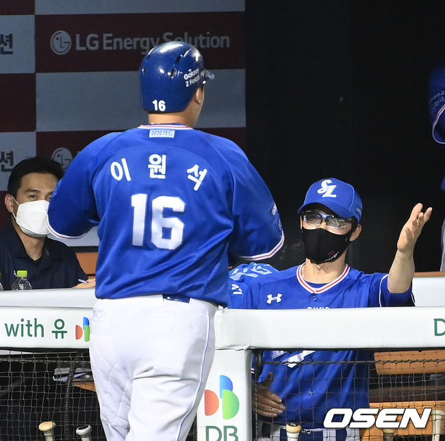 23일 오후 서울 잠실야구장에서 ’2021 신한은행 SOL KBO 리그' LG 트윈스와 삼성 라이온즈의 경기가 열렸다. 4회초 1사에서 삼성 이원석이 좌월 솔로 홈런을 치고 더그아웃에서 허삼영 감독의 축하를 받고 있다. 2021.09.23 /sunday@osen.co.kr