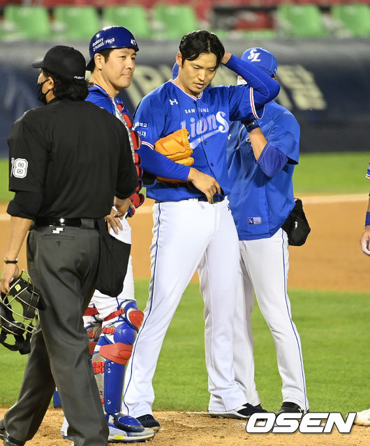 23일 오후 서울 잠실야구장에서 ’2021 신한은행 SOL KBO 리그' LG 트윈스와 삼성 라이온즈의 경기가 열렸다. 7회말 2사에서 LG 오지환의 타구를 맞은 삼성 백정현이 고통스러워하고 있다. 2021.09.23 /sunday@osen.co.kr