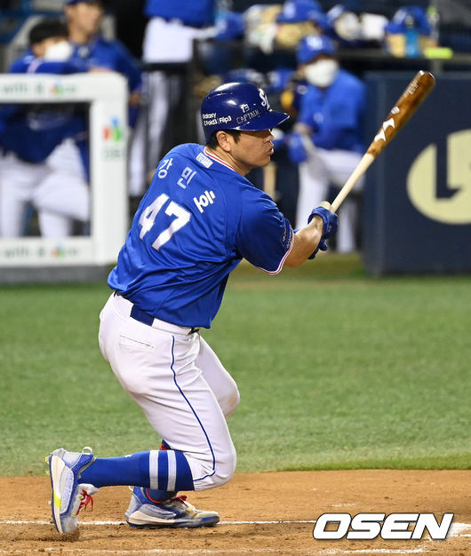 23일 오후 서울 잠실야구장에서 ’2021 신한은행 SOL KBO 리그' LG 트윈스와 삼성 라이온즈의 경기가 열렸다. 4회초 무사 2루에서 삼성 강민호가 우전 적시타를 치고 있다. 2021.09.23 /sunday@osen.co.kr