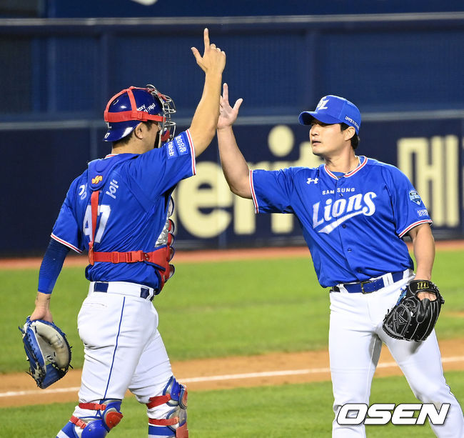 삼성 선발 백정현은 6⅔이닝 동안 6피안타 3탈삼진 2실점으로 승리 투수가 됐다. 13승째를 거두며 키움 요키시와 다승 공동 1위가 됐다.경기 종료 후 삼성 강민호와 오승환이 승리의 기쁨을 나누고 있다. 2021.09.23 /sunday@osen.co.kr