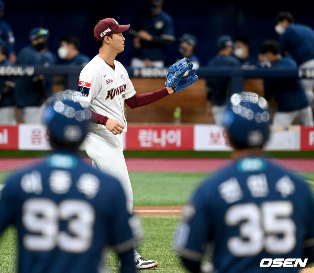 6회초 무사 2루 상황 NC 전민수에게 1타점 적시타를 허용한 키움 선발 안우진이 공을 건네받고 있다. 2021.09.23 / dreamer@osen.co.kr