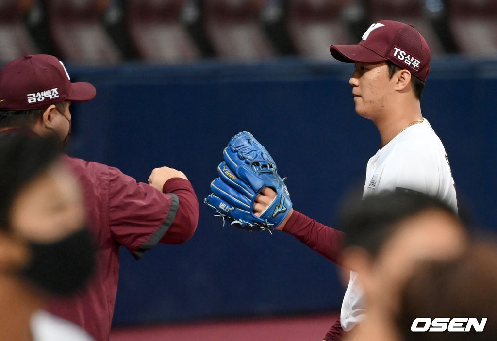 2회초 NC 공격을 삼자범퇴로 막아낸 키움 선발 안우진이 더그아웃로 향하고 있다. 2021.09.23 / dreamer@osen.co.kr