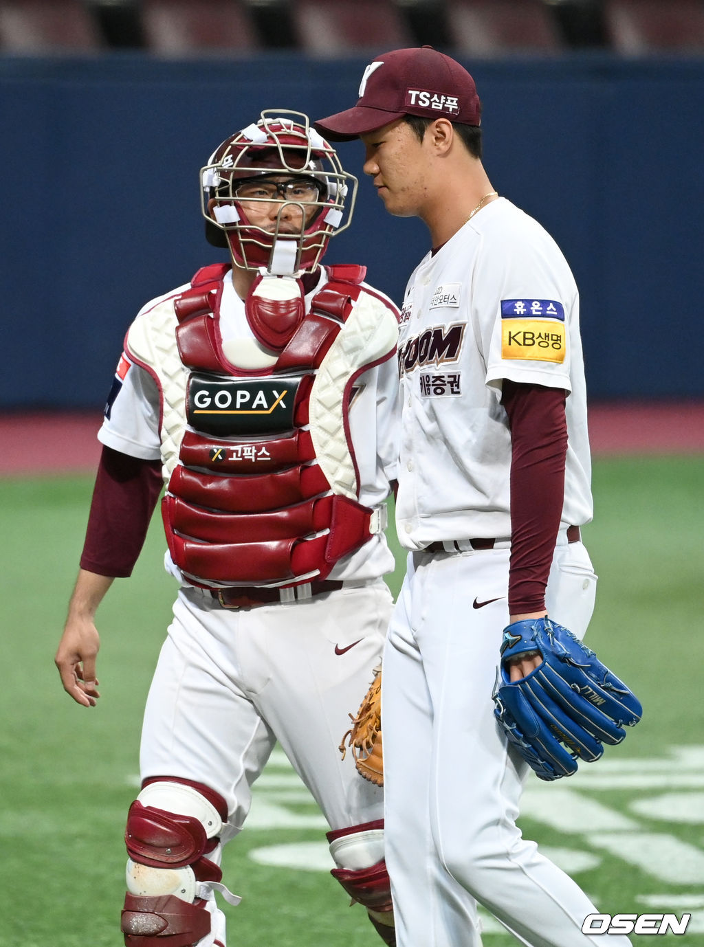 4회초 2사 1, 2루 상황 NC 노진혁을 삼진으로 이끌며 실점없이 이닝을 마무리지은 키움 선발 안우진과 포수 이지영이 더그아웃으로 향하며 대화를 나누고 있다. 2021.09.23 / dreamer@osen.co.kr