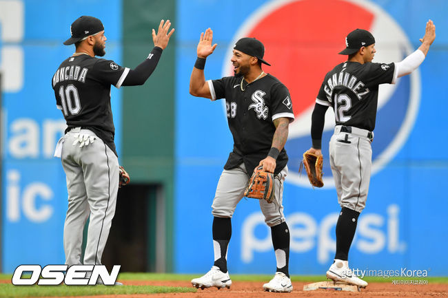 [사진] 24일(한국시간) 클리블랜드와의 경기에서 7-2로 승리하며 아메리칸 리그 중부지구 우승을 확정지은 시카고 화이트삭스 선수들이 하이파이브를 하며 승리를 자축하고 있다. ⓒGettyimages(무단전재 및 재배포 금지)