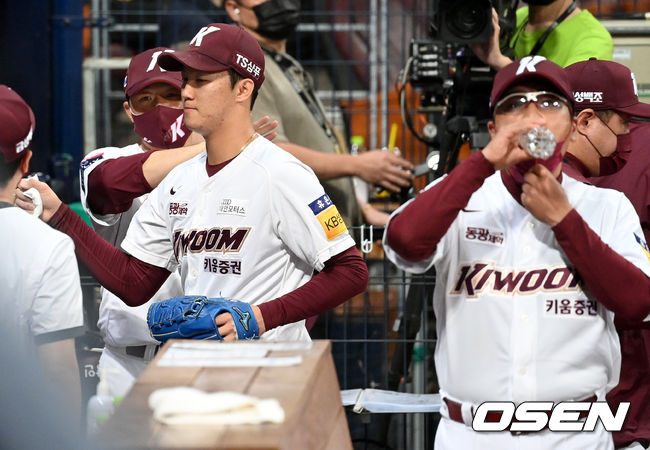 6회초 2사 1, 2루 상황 키움 선발 안우진이 마운드를 내려와 더그아웃 스태프들과 인사를 나누는 가운데, 목을 축이고 있는 키움 홍원기 감독(오른쪽). 2021.09.23 / dreamer@osen.co.kr
