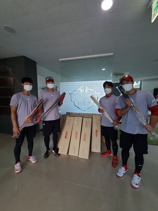 [사진] SSG 랜더스의 추신수가 구단의 저연봉 선수들을 대상으로 야구 용품을 선물했다. / SSG 제공