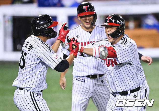 2회말 2사 2,3루 LG 유강남이 역전 3점 홈런을 날린뒤 동료들의 축하를 받고 있다.  2021.09.24 / soul1014@osen.co.kr