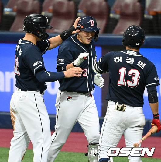 득점에 성공한 두산 선수들 서로 축하를 하고 있다./OSEN DB