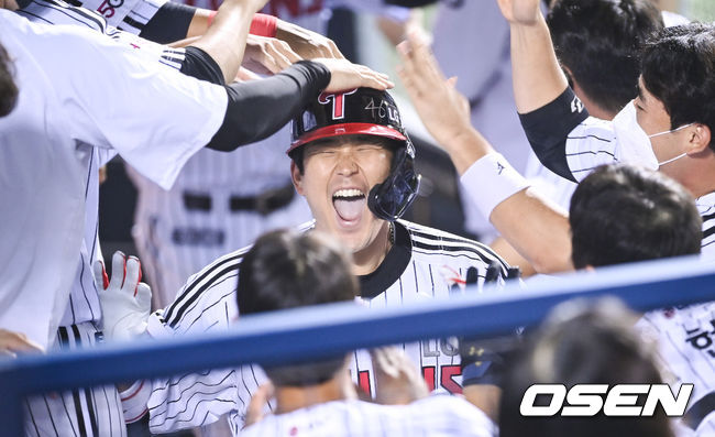 2회말 2사 2,3루 LG 유강남이 역전 3점 홈런을 날린뒤 동료들의 축하를 받고 있다.  2021.09.24 / soul1014@osen.co.kr