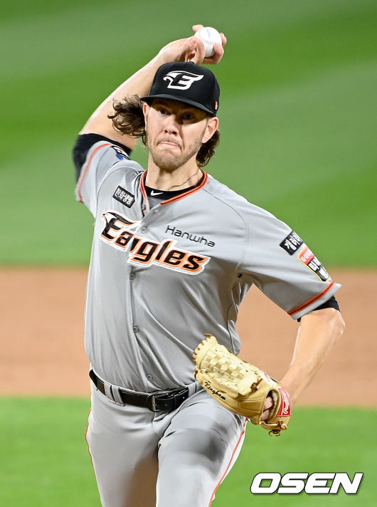 24일 오후 경기도 수원시 수원kt위즈파크에서 ‘2021 신한은행 SOL KBO 리그’ KT 위즈와 한화 이글스의 경기가 열렸다.1회말 한화 선발 킹험이 마운드에 올라 힘차게 공을 뿌리고 있다. 2021.09.24 /ksl0919@osen.co.kr