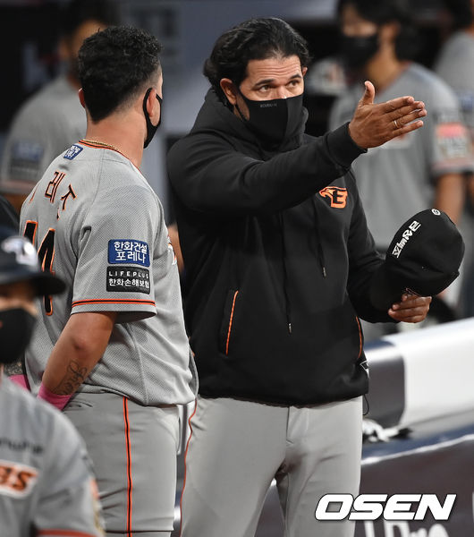 24일 오후 경기도 수원시 수원kt위즈파크에서 ‘2021 신한은행 SOL KBO 리그’ KT 위즈와 한화 이글스의 경기가 열렸다.경기 시작에 앞서 한화 수베로 감독과 페레즈가 이야기를 나누고 있다. 2021.09.24 /ksl0919@osen.co.kr