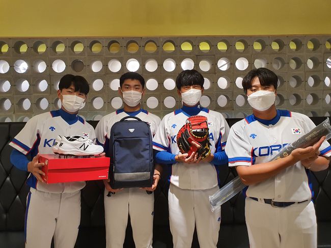 [사진] 23세 이하 야구 월드컵 대회에 나간 SSG 선수들을 위한 특별한 선물. / SSG 제공